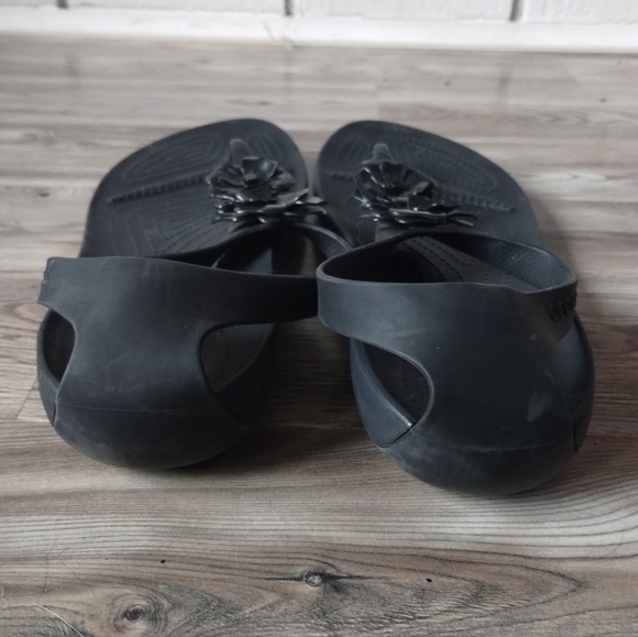 Crocs Serena Embellish Flip Thong Sandal Black Flowers Women's Size 10 - Picture 3 of 5